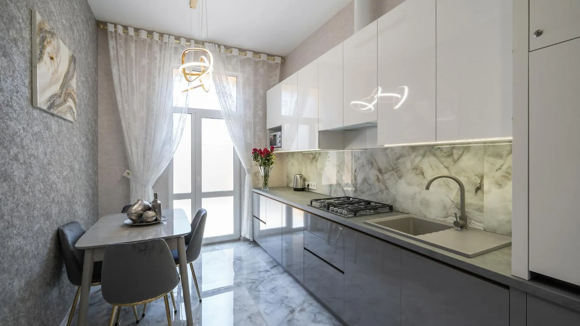Rynok Square City Center Two Bedroom Apartment! Lviv